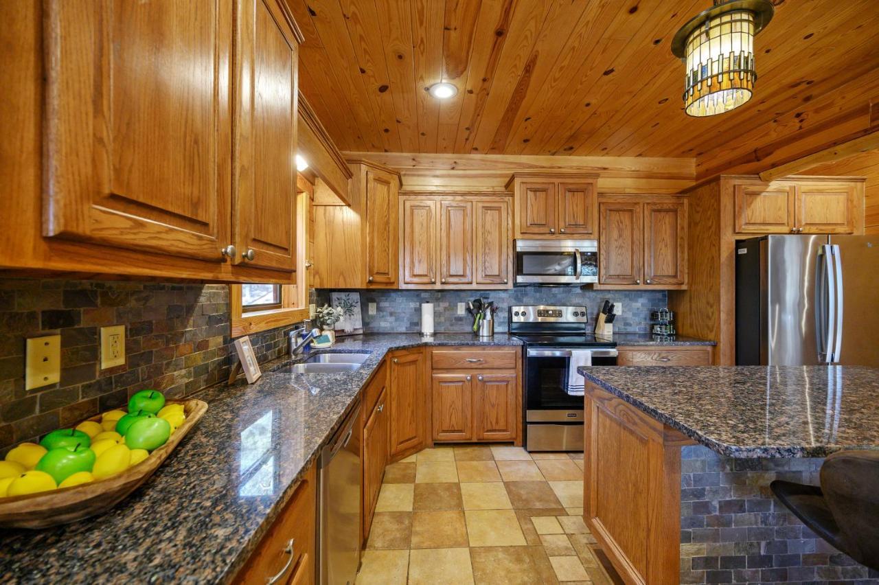 بروكن بو The Eastwood Spacious Retreat With 4 King En-Suites - Hot Tub - Pet-Friendly - Cozy Fire Pit - Prime Location - Multi-Family المظهر الخارجي الصورة
