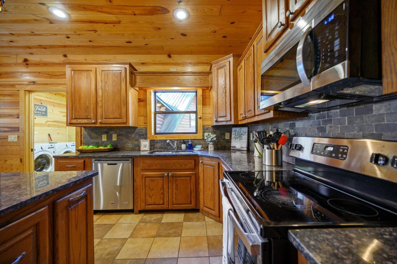 بروكن بو The Eastwood Spacious Retreat With 4 King En-Suites - Hot Tub - Pet-Friendly - Cozy Fire Pit - Prime Location - Multi-Family المظهر الخارجي الصورة