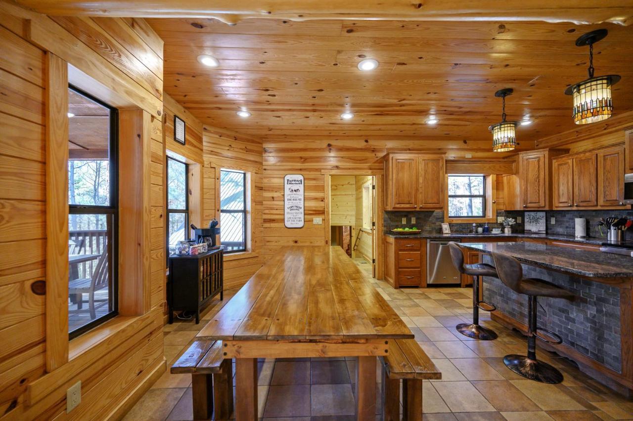 بروكن بو The Eastwood Spacious Retreat With 4 King En-Suites - Hot Tub - Pet-Friendly - Cozy Fire Pit - Prime Location - Multi-Family المظهر الخارجي الصورة
