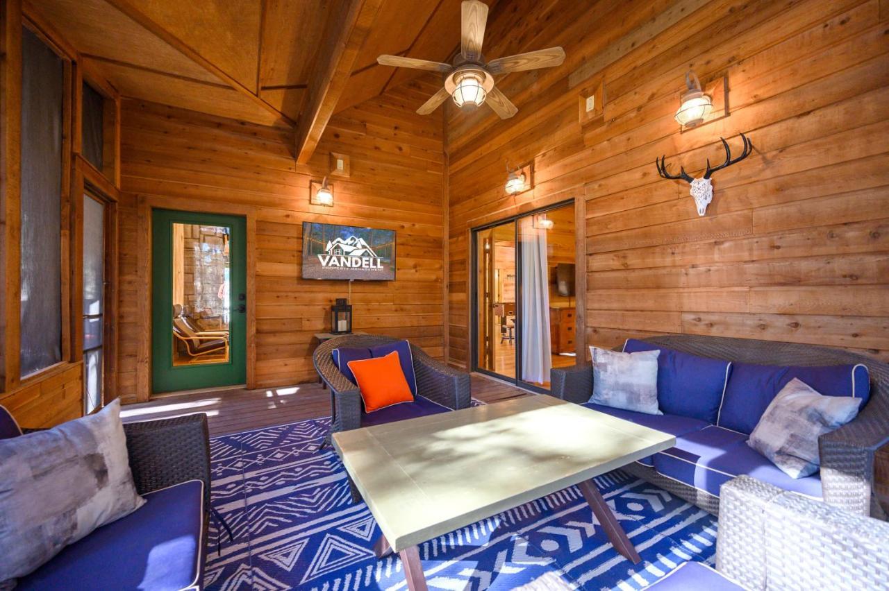 بروكن بو The Eastwood Spacious Retreat With 4 King En-Suites - Hot Tub - Pet-Friendly - Cozy Fire Pit - Prime Location - Multi-Family المظهر الخارجي الصورة