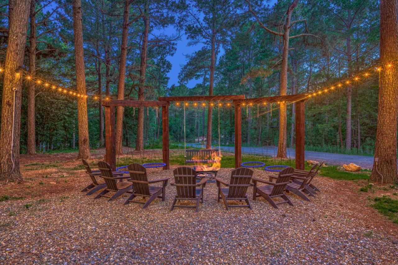 بروكن بو The Eastwood Spacious Retreat With 4 King En-Suites - Hot Tub - Pet-Friendly - Cozy Fire Pit - Prime Location - Multi-Family المظهر الخارجي الصورة