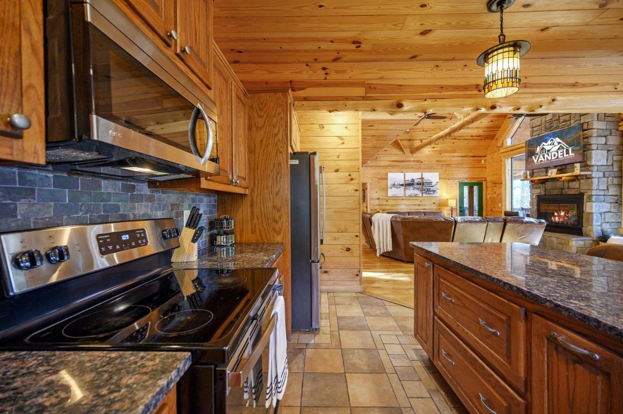 بروكن بو The Eastwood Spacious Retreat With 4 King En-Suites - Hot Tub - Pet-Friendly - Cozy Fire Pit - Prime Location - Multi-Family المظهر الخارجي الصورة