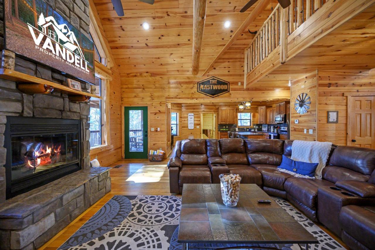 بروكن بو The Eastwood Spacious Retreat With 4 King En-Suites - Hot Tub - Pet-Friendly - Cozy Fire Pit - Prime Location - Multi-Family المظهر الخارجي الصورة